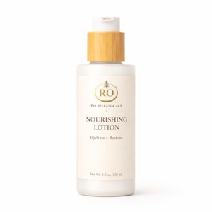 Pu&ograve; includere: Flacone bianco di lozione nutriente RO Botanicals con tappo in bamb&ugrave; marrone chiaro. L'etichetta include il nome del marchio, un logo e le parole "Nourishing Lotion" con "Hydrate + Restore" sotto. Il flacone contiene 236 ml.