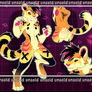 Puede incluir: Ilustración digital de un personaje peludo con diseño de tigre. El personaje tiene un cuerpo amarillo y naranja con rayas negras y detalles rosas. La imagen incluye un cuerpo completo, una cola y un primer plano, sobre un fondo de cuadrícula púrpura.