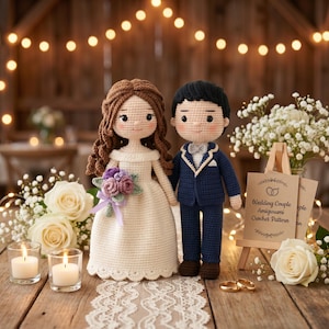 Könnte beinhalten: Gehäkelte Amigurumi-Hochzeitspuppen. Die Braut trägt ein weißes Kleid und hält einen lila Blumenstrauß. Der Bräutigam trägt einen marineblauen Anzug. Die Szene umfasst Kerzen, Blumen und einen Spitzenläufer auf einer Holzoberfläche.