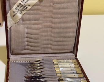 24-teilige S. Hartoch Nachf. Perlmutt-Besteck im Original Koffer.