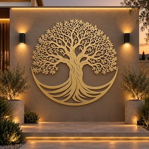 Può includere: Una grande decorazione murale circolare in metallo color oro che presenta un intricato design dell'albero della vita con rami e radici dettagliati. L'opera è montata su una superficie murale piatta e strutturata tra due lampade da parete.