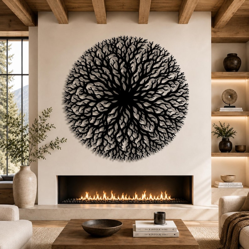 Peut inclure: Une grande &oelig;uvre d'art murale circulaire en m&eacute;tal noir repr&eacute;sentant un arbre stylis&eacute; ou un motif de branches. L'&oelig;uvre est mont&eacute;e sur un mur de couleur neutre au-dessus d'une chemin&eacute;e avec un feu incandescent. La pi&egrave;ce a une esth&eacute;tique moderne et minimaliste.