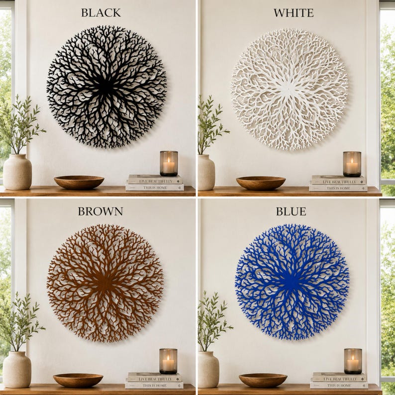 Peut inclure: Quatre &oelig;uvres d'art murales circulaires en noir, blanc, marron et bleu. Chaque pi&egrave;ce pr&eacute;sente un motif ramifi&eacute; d&eacute;taill&eacute;, ressemblant &agrave; du corail ou &agrave; un arbre. L'art est mont&eacute; sur un mur blanc, avec des &eacute;l&eacute;ments d&eacute;coratifs comme des vases, des bougies et des livres sur une &eacute;tag&egrave;re en bois en dessous.
