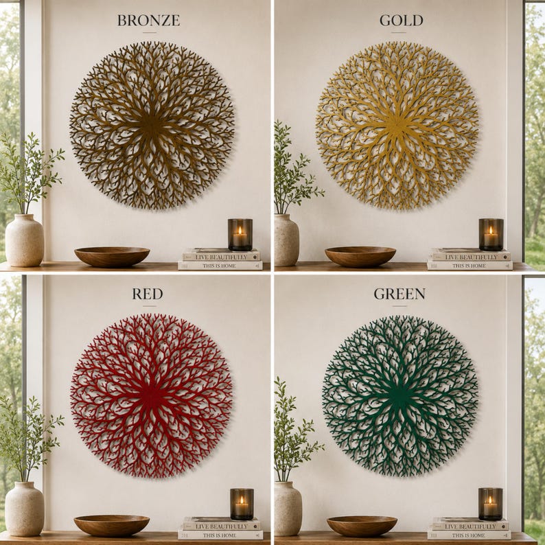 Peut inclure: Quatre pi&egrave;ces d'art mural en m&eacute;tal d&eacute;coratives en bronze, or, rouge et vert. Chaque motif circulaire pr&eacute;sente un motif ramifi&eacute; d&eacute;taill&eacute;. Les mots "BRONZE", "GOLD", "RED" et "GREEN" sont au-dessus de chaque pi&egrave;ce. Les mots "LIVE BEAUTIFULLY" et "THIS IS HOME" sont en dessous.
