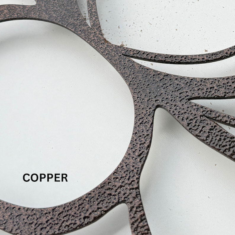 Peut inclure: Gros plan sur un motif d&eacute;coratif de branche d'arbre en m&eacute;tal avec une finition textur&eacute;e de couleur cuivre. Le mot "COPPER" est imprim&eacute; en lettres noires en bas &agrave; gauche de l'image. Le design a un aspect rustique et vieilli.
