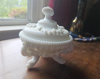 Szklany talerz do mleka Imperial Milk Glass z pokrywką, motyw muszli