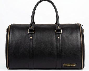 Wysokiej jakości, beczkowata skórzana torba podróżna (często nazywana torbą weekendową lub torbą podróżną na ubrania) zaprojektowana w eleganckim, matowo czarnym kolorze