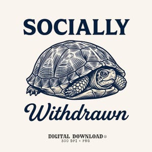 Puede incluir: Una ilustración gráfica en blanco y negro de una tortuga con un caparazón detallado, situada entre el texto SOCIALLY y WITHDRAWN. Debajo de la tortuga, el texto dice DIGITAL DOWNLOAD 300 DPI + PNG, todo sobre un fondo crema claro.