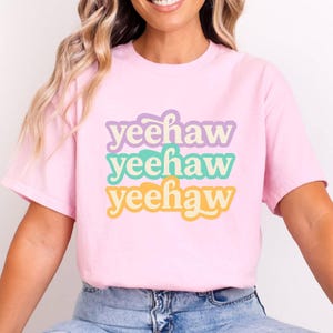 Koszulka Yeehaw Cowgirl w zabawnym stylu wektorowym, prezent dla dziewczyn z prowincji, rodeo girls, koszulka z napisem miętowo-brzoskwiniowo-lawendowym, koszulka z grafiką Yeehaw