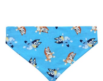 Pañuelo personalizado para mascotas de Bluey y Bingo para colocar sobre el collar.