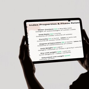 Puede incluir: Una tableta muestra el texto "Index Properties & Phase Relati" con fórmulas para el contenido de agua, la relación de vacíos, la porosidad, el grado de saturación, el peso unitario, el peso unitario seco y el peso unitario saturado. La tableta es sostenida por una persona.