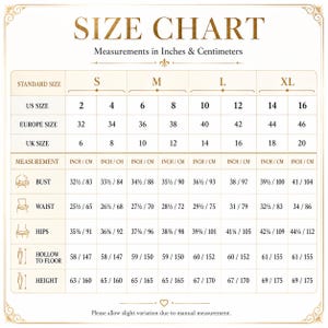 Peut inclure: Un tableau de guide des tailles avec des bordures et du texte dor&eacute;s, affichant les tailles standard S, M, L et XL. Il pr&eacute;sente les conversions US, Europe et UK ainsi que les mesures de buste, taille, hanches, creux au sol et hauteur en cm.