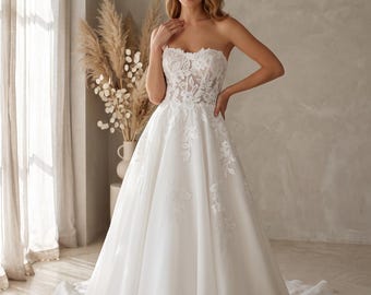 Robe de mariée bustier en dentelle, coupe trapèze, ornée d'appliqués et d'une traîne courte, robe de mariée sur mesure.