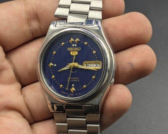 Reloj de pulsera Seiko 5 vintage para hombre con esfera azul, indicador de fecha y día, movimiento automático.