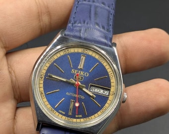 Reloj de pulsera Seiko 5 vintage para hombre con esfera azul, indicador de fecha y día, movimiento automático.