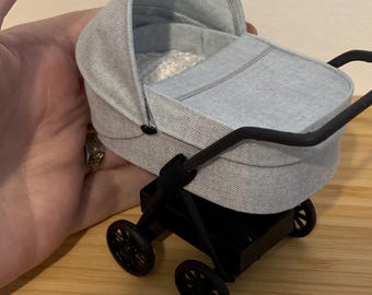 PUPPENHAUS 1/12 modernes Puppenhaus Puppenhaus Kinderwagen/ grauer Stoff mit schwarzem Rahmen handgefertigt