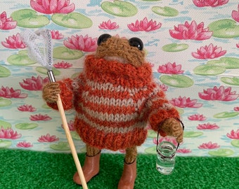 Tiny knitted frog/toad