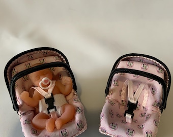 Silla de coche para casa de muñecas a escala 1/12, apta para bebés de aproximadamente 3,8 cm (1,5 pulgadas). Ahora disponible para Zuru/Mini Babies de 6,3 cm (2,5 pulgadas). Bebé no incluido.