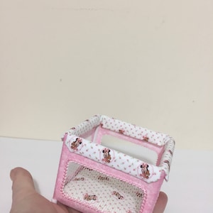 PUPPENHAUS Miniatur Laufstall, süße Maus 1/12 in pink