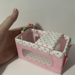 PUPPENHAUS Miniatur Reisebett im Maßstab 1:12 mit hübschem Rosenknospen Print in pink.