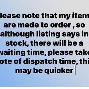 K&ouml;nnte beinhalten: Text auf blauem Hintergrund, der lautet: "Bitte beachten Sie, dass meine Artikel auf Bestellung gefertigt werden, daher kann es trotz der Angabe "auf Lager" zu einer Wartezeit kommen. Bitte beachten Sie die Versandzeit, diese kann schneller sein."