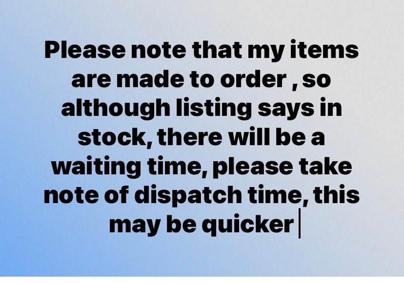 K&ouml;nnte beinhalten: Text auf blauem Hintergrund, der lautet: "Bitte beachten Sie, dass meine Artikel auf Bestellung gefertigt werden, daher kann es trotz der Angabe "auf Lager" zu einer Wartezeit kommen. Bitte beachten Sie die Versandzeit, diese kann schneller sein."