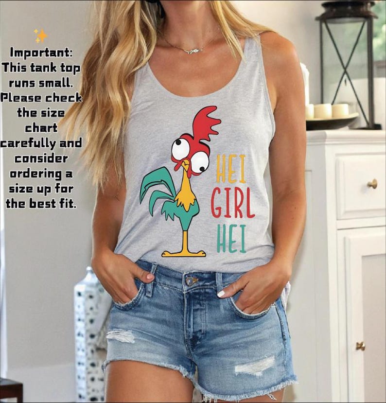 Puede incluir: Una camiseta sin mangas gris claro con un dise&ntilde;o de gallo de dibujos animados y las palabras "HEI GIRL HEI" en colores brillantes. La camiseta sin mangas se combina con pantalones cortos de mezclilla. El texto en el lado izquierdo de la imagen dice: "Importante: Esta camiseta sin mangas es peque&ntilde;a."