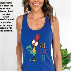 Puede incluir: Camiseta sin mangas azul real con un gr&aacute;fico de gallo de dibujos animados y las palabras "HEI GIRL HEI" en texto colorido. La camiseta sin mangas tiene un dise&ntilde;o de espalda deportiva. El texto en la imagen dice: "Importante: Esta camiseta sin mangas es peque&ntilde;a. Por favor, compruebe la tabla de tallas cuidadosamente y considere pedir una talla m&aacute;s grande."