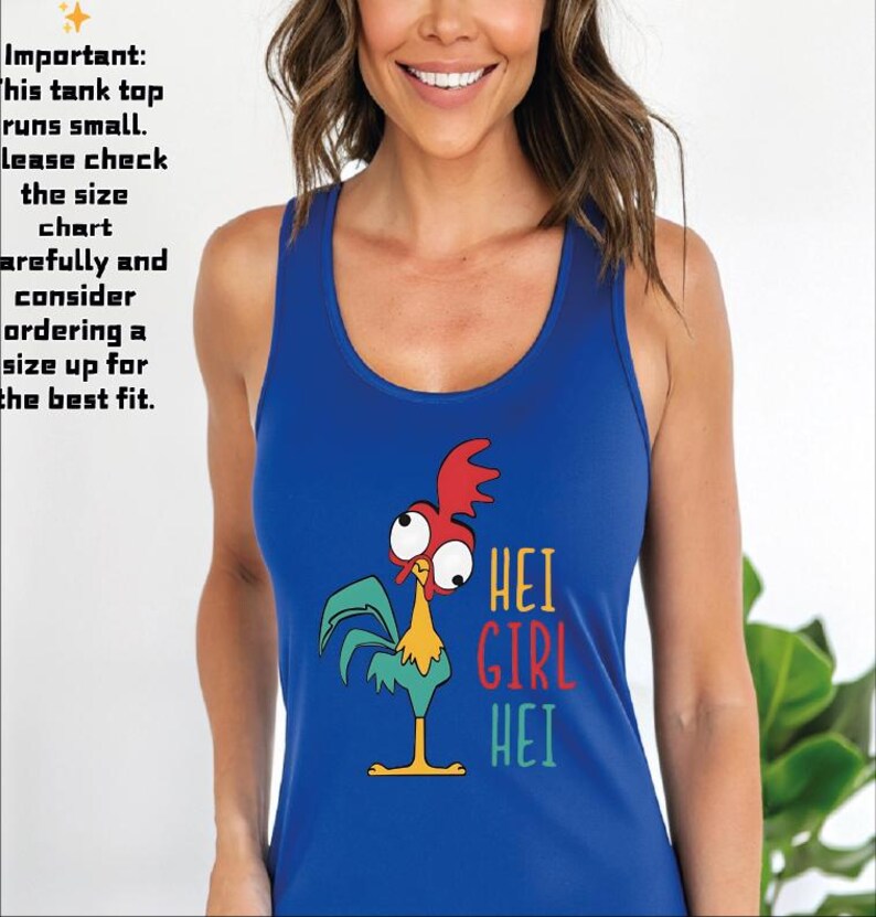 Puede incluir: Camiseta sin mangas azul real con un gr&aacute;fico de gallo de dibujos animados y las palabras "HEI GIRL HEI" en texto colorido. La camiseta sin mangas tiene un dise&ntilde;o de espalda deportiva. El texto en la imagen dice: "Importante: Esta camiseta sin mangas es peque&ntilde;a. Por favor, compruebe la tabla de tallas cuidadosamente y considere pedir una talla m&aacute;s grande."