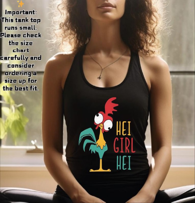 Puede incluir: Camiseta sin mangas negra con un dise&ntilde;o de gallo de dibujos animados y las palabras "HEI GIRL HEI" en colores vibrantes. Tambi&eacute;n se ve el texto "Important: This tank top runs small. Please check the size chart carefully and consider ordering a size up for the best fit."