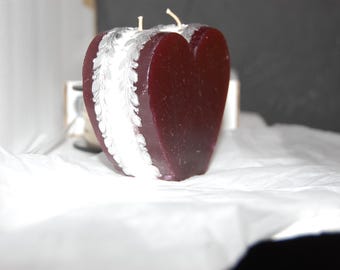 Vela única de corazón rojo y blanco creada a mano.