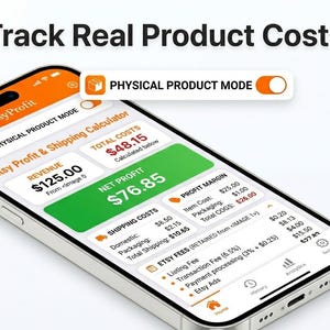 K&ouml;nnte beinhalten: Ein Smartphone mit der Benutzeroberfl&auml;che der EtsyProfit-App und orangefarbener Kopfzeile, das einen Schalter f&uuml;r den Physical Product Mode, 125,00 $ Umsatz, 48,15 $ Gesamtkosten und 76,85 $ Nettogewinn sowie detaillierte Etsy-Geb&uuml;hren anzeigt.
