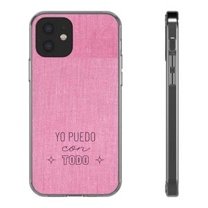 Puede incluir: Una funda de teléfono rosa con un diseño de tela texturizada. La funda tiene un módulo de cámara negro y un borde transparente. El texto "YO PUEDO con TODO" está impreso en escritura negra con acentos de estrella.