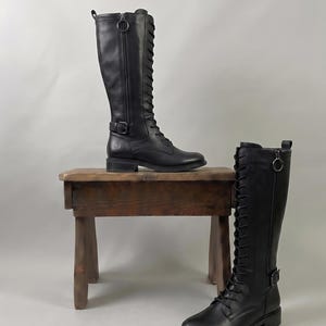 Svarta premiumläderstövlar - snörning framtill och dragkedja i sidan, steampunk-stridsskor, goth grunge-skor, specialanpassade, bred vad