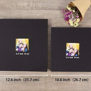 K&ouml;nnte beinhalten: Zwei schwarze Fotoalben mit einem Foto-Einsteckfenster. Das gr&ouml;&szlig;ere Album ist 31,7 cm x 32,7 cm gro&szlig; und das kleinere Album ist 26,7 cm x 27,7 cm gro&szlig;. Beide Alben haben ein Foto-Einsteckfenster von 8 cm x 8 cm.