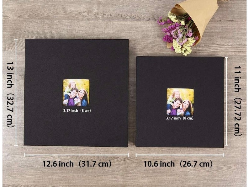 K&ouml;nnte beinhalten: Zwei schwarze Fotoalben mit einem Foto-Einsteckfenster. Das gr&ouml;&szlig;ere Album ist 31,7 cm x 32,7 cm gro&szlig; und das kleinere Album ist 26,7 cm x 27,7 cm gro&szlig;. Beide Alben haben ein Foto-Einsteckfenster von 8 cm x 8 cm.