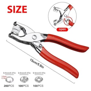 Könnte beinhalten: Eine silberne und rote Druckknopfzange mit einem weißen Kunststoffteil. Das Werkzeug ist 15 cm lang. Das Bild enthält den Text "SIZE" und "open". Außerdem sind Druckknöpfe von 9,5 mm und 3,5 mm abgebildet.
