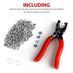 Peut inclure: Un ensemble de fixations à pression et un outil à poignée rouge. L'image comprend 50 capuchons à anneau ouvert, 25 pièces femelles et 25 pièces mâles. Le texte en haut indique "INCLUDING".