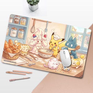 Könnte beinhalten: Rechteckiges Mauspad mit einer farbenfrohen Illustration von Zeichentrickfiguren, die in einer Küche backen. Das Design umfasst einen Brotkorb, eine Rührschüssel und verschiedene Charaktere. Eine weiße Computermaus liegt auf dem Pad.