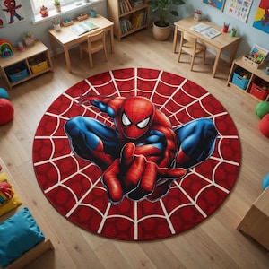 K&ouml;nnte beinhalten: Runder roter Teppich mit Spider-Man-Motiv. Der Teppich zeigt ein wei&szlig;es Spinnennetz-Muster und eine detaillierte Illustration von Spider-Man in seinem rot-blauen Kost&uuml;m. Geeignet f&uuml;r ein Kinderzimmer.