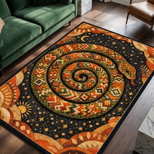 Op de afbeelding: Rechthoekig vloerkleed met een spiraalvormig slangenmotief. De slang is afgebeeld in groen, oranje en bruin geometrische patronen tegen een zwarte achtergrond met sterren, een maan en zonmotieven. Het vloerkleed heeft een zwarte rand.
