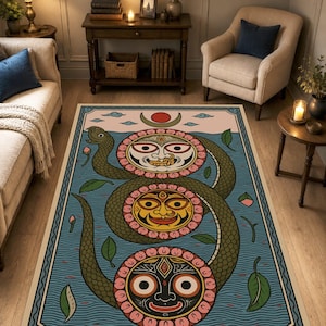 Peut inclure: Un tapis rectangulaire présentant un fond d'eau bleue avec un grand serpent vert s'enroulant autour de trois visages circulaires. Les visages sont blancs, jaunes et noirs, entourés de pétales roses. Un soleil rouge et un croissant de lune apparaissent.