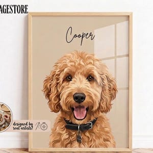 Peut inclure: Une impression d'art encadrée représentant une illustration numérique d'un chien au pelage bouclé brun doré avec un collier noir et une médaille. Le nom Cooper est écrit en lettres cursives noires au-dessus du chien sur fond beige.