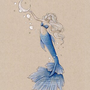 Pu&ograve; includere: Una sirena blu con lunghi capelli bianchi tiene una luna crescente con stelle. &Egrave; circondata da bolle bianche e stelle su uno sfondo beige. Il testo "Sarah Alden Art" e "FOREVERFAIRY. ETSY.COM" &egrave; in basso nell'immagine.