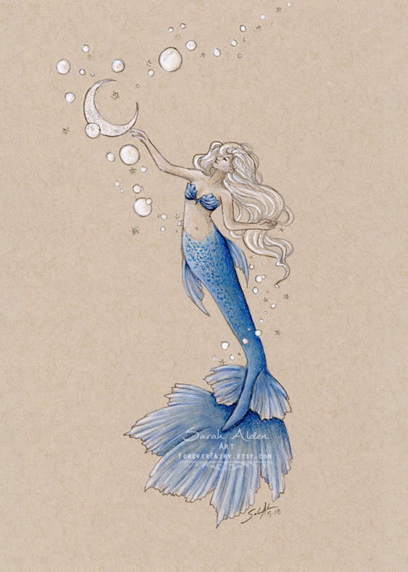 Pu&ograve; includere: Una sirena blu con lunghi capelli bianchi tiene una luna crescente con stelle. &Egrave; circondata da bolle bianche e stelle su uno sfondo beige. Il testo "Sarah Alden Art" e "FOREVERFAIRY. ETSY.COM" &egrave; in basso nell'immagine.
