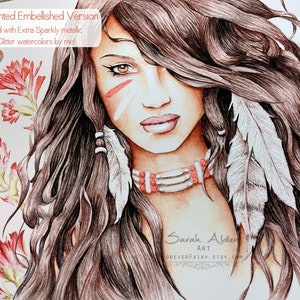 Puede incluir: Retrato de una mujer pintado a la acuarela con cabello largo y casta&ntilde;o, que lleva un collar de cuentas y plumas. La mujer tiene un dise&ntilde;o pintado rojo y blanco en la cara. El fondo es blanco con flores rojas.