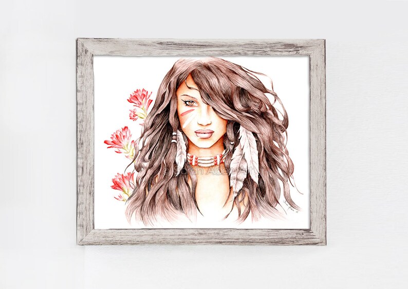 Puede incluir: Una ilustraci&oacute;n enmarcada de una mujer con cabello largo y casta&ntilde;o, que lleva un collar de cuentas y plumas en el cabello. Tiene pintura roja en la cara y est&aacute; rodeada de flores rojas.