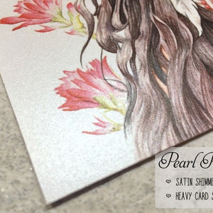 Puede incluir: Primer plano de una cartulina blanca con acabado perlado. La cartulina tiene un brillo satinado y est&aacute; etiquetada como "Pearl Paper" con el texto "SATIN SHIMMER FINISH" y "HEAVY CARD STOCK".