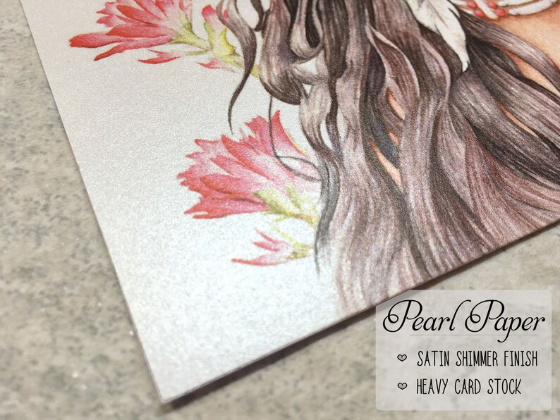 Puede incluir: Primer plano de una cartulina blanca con acabado perlado. La cartulina tiene un brillo satinado y est&aacute; etiquetada como "Pearl Paper" con el texto "SATIN SHIMMER FINISH" y "HEAVY CARD STOCK".