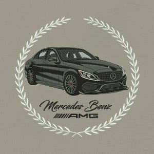 Puede incluir: Diseño bordado de un coche Mercedes-Benz AMG negro dentro de una corona de laurel blanca sobre un fondo gris. Los textos "Mercedes Benz" y "AMG" están debajo del coche. El coche tiene detalles rojos en las ruedas.